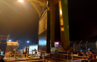 “万”千工程｜聚焦清静，，，，，，，集团公司福清303大修PX泵房水闸门吊装顺遂完成